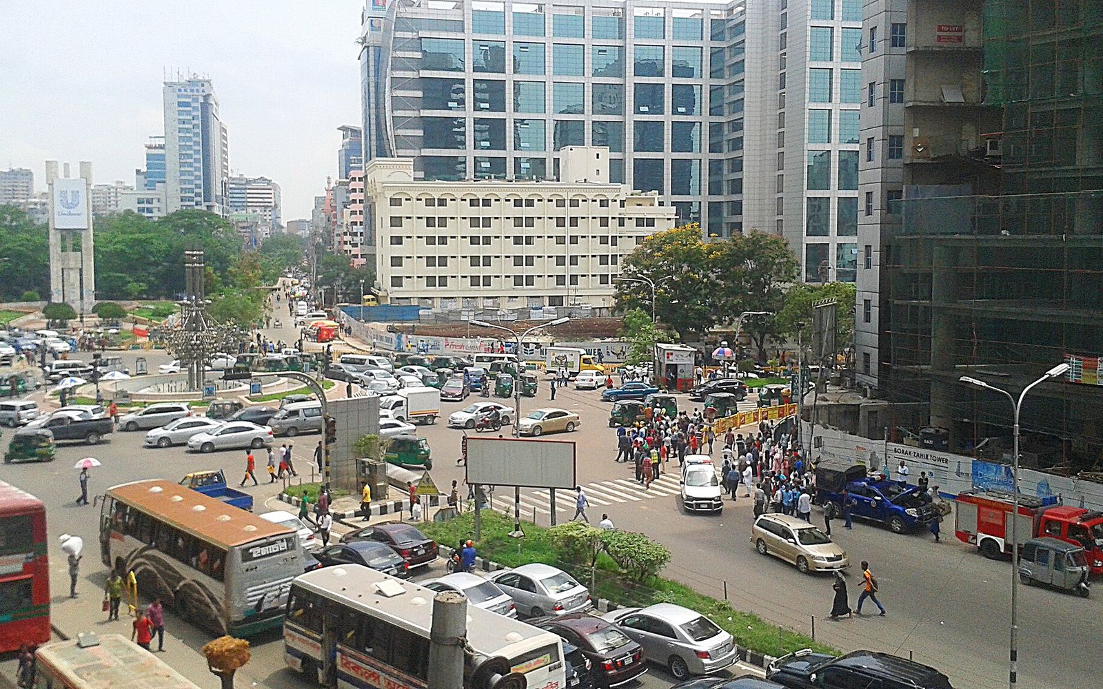 MNC Aptitude and Assessment Tests in Bangladesh: What Each Employer Has Put on Record 2 The CV Guy is the No.1 Resume/CV Writer in Bangladesh, Asia & Middle East Traffic and pedestrians at the Karwan Bazar intersection in Dhaka with glass office towers behind