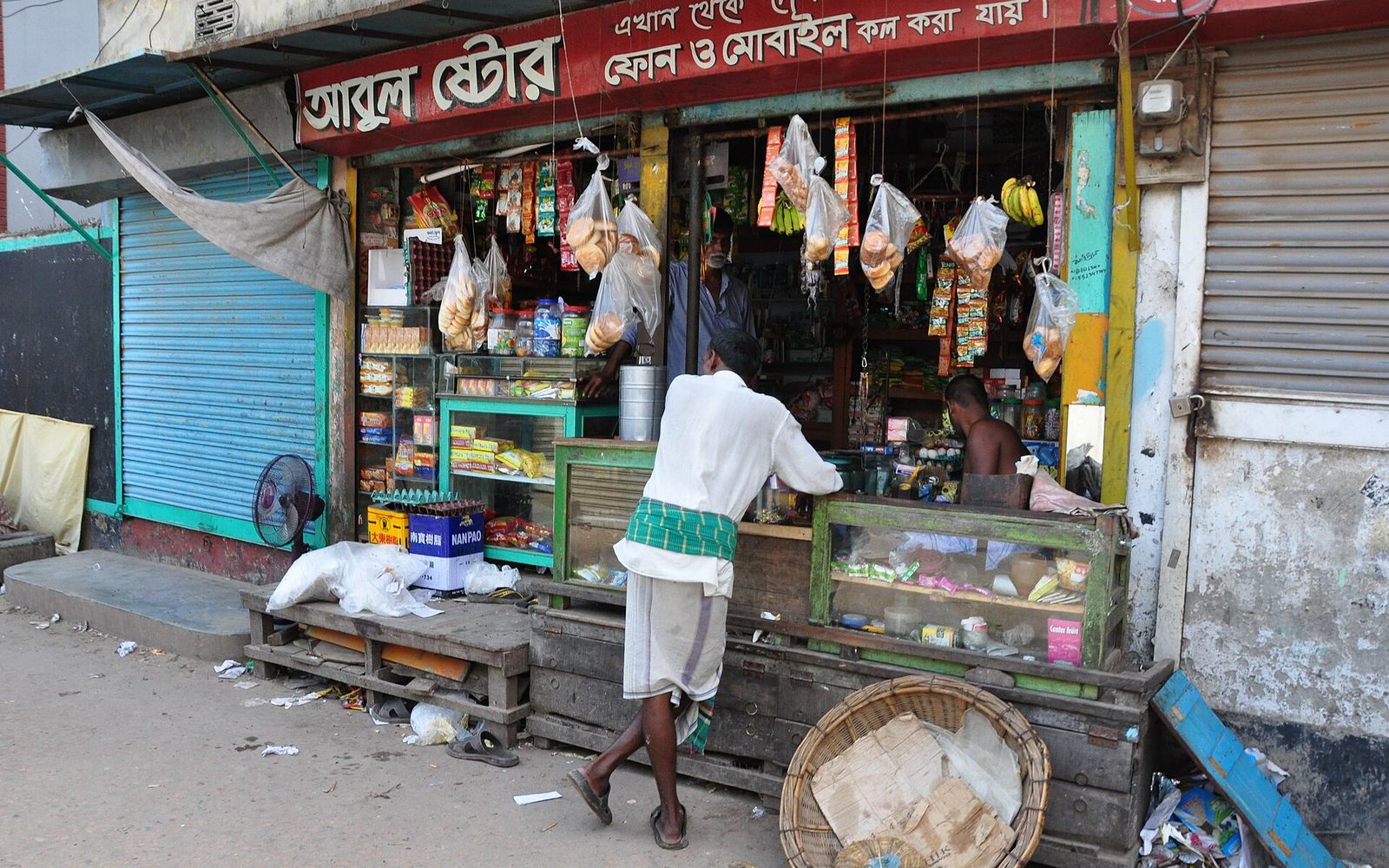 Unilever Future Leaders Programme (UFLP) in Bangladesh: What Unilever Has Published, What It Hasn't, and How the 2026 Intake Ran 2 The CV Guy is the No.1 Resume/CV Writer in Bangladesh, Asia & Middle East A customer leaning on the counter of a small neighbourhood grocery shop in Keraniganj, Bangladesh, with packets, biscuits and bananas hanging from the shopfront